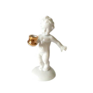 Porcelanowy świecznik na wąską świecę, putto trzymające uchwyt na świeczkę
